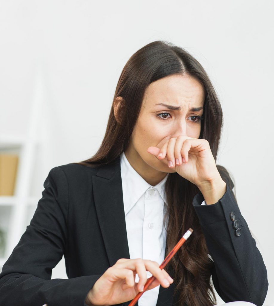 Una ejecutiva preocupada por su empresa